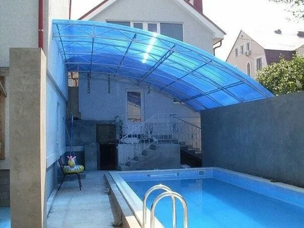 مظلات مسابح PVC وفلين وخشب صناعي – أيها أنسب لك؟ الرياض