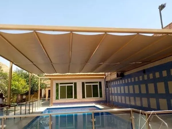 مظلات مسابح PVC وفلين وخشب صناعي – أيها أنسب لك؟ الرياض