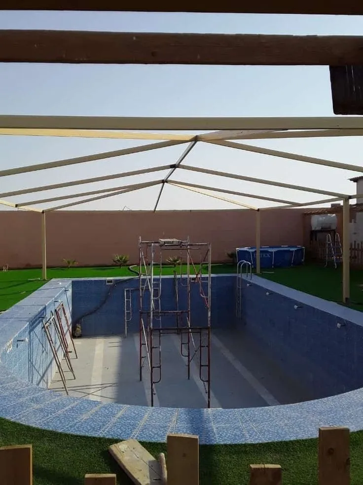 مظلات مسابح PVC وفلين وخشب صناعي – أيها أنسب لك؟ الرياض