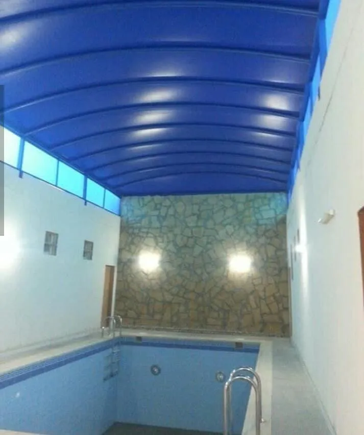مظلات مسابح PVC وفلين وخشب صناعي – أيها أنسب لك؟ الرياض